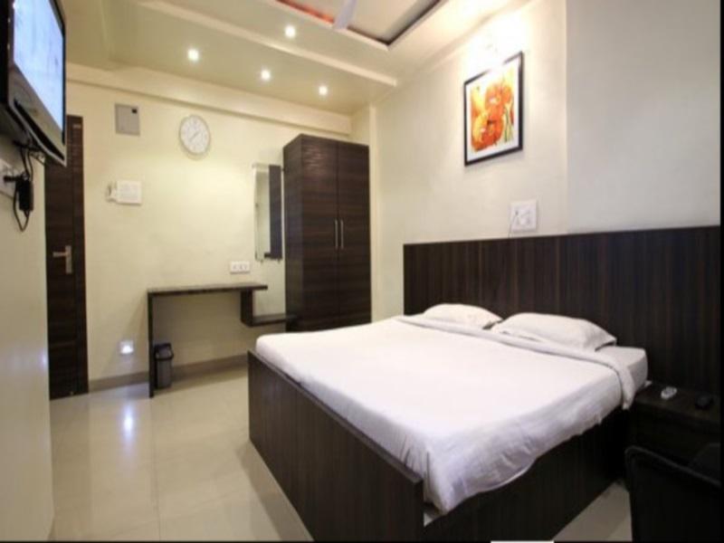 פונה Hotel Suresh Inn מראה חיצוני תמונה