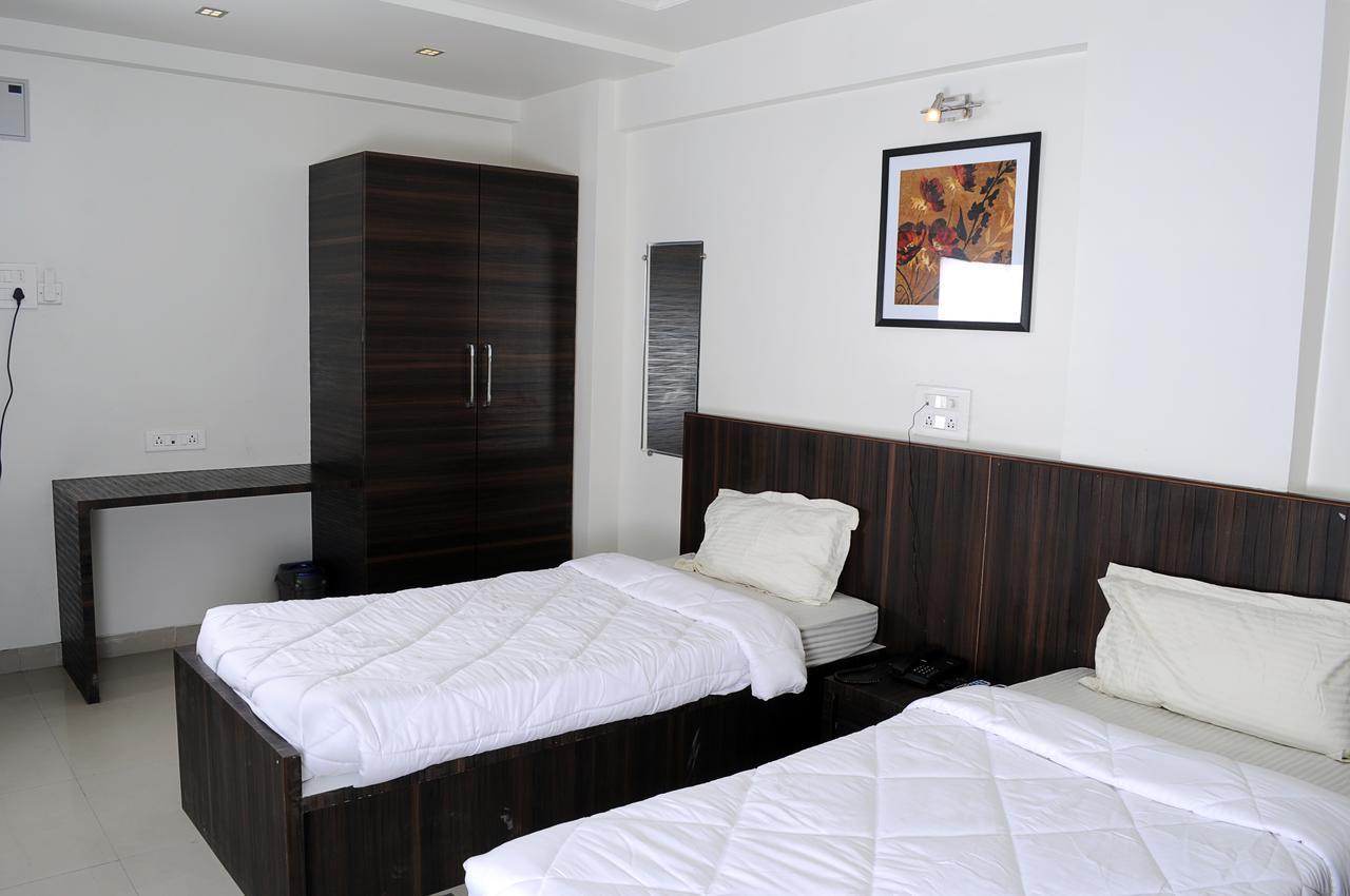פונה Hotel Suresh Inn מראה חיצוני תמונה