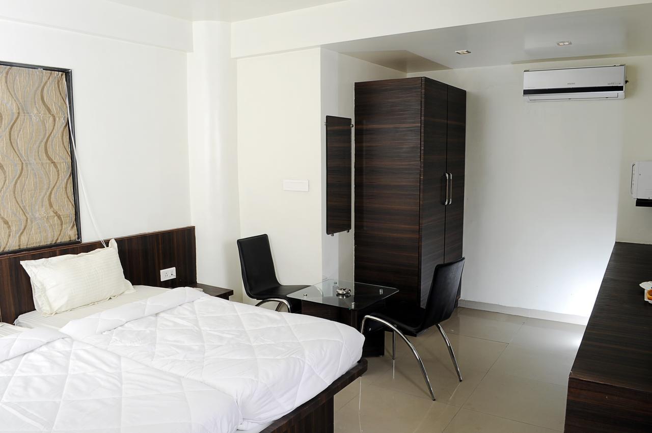 פונה Hotel Suresh Inn מראה חיצוני תמונה