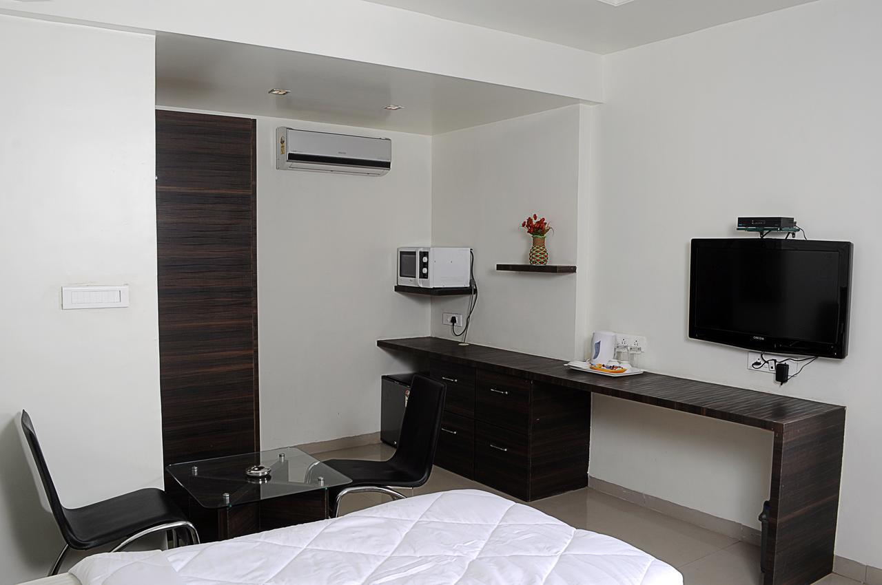 פונה Hotel Suresh Inn מראה חיצוני תמונה